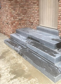 Blauwe natuursteen trap