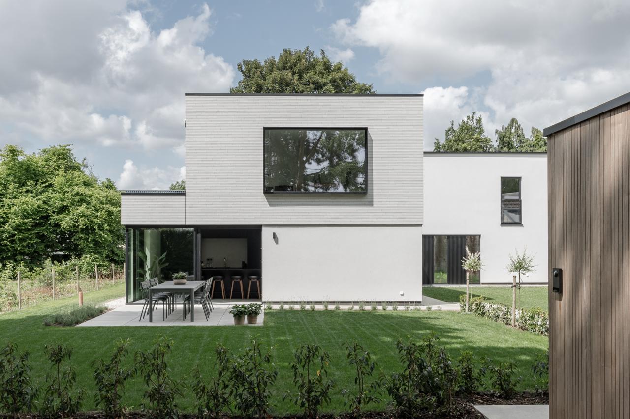 Moderne tuinaanleg met huis en terras